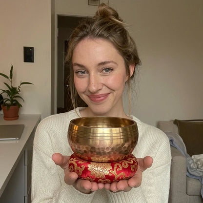 03f_slider_hannah_s.with_bowl.webp